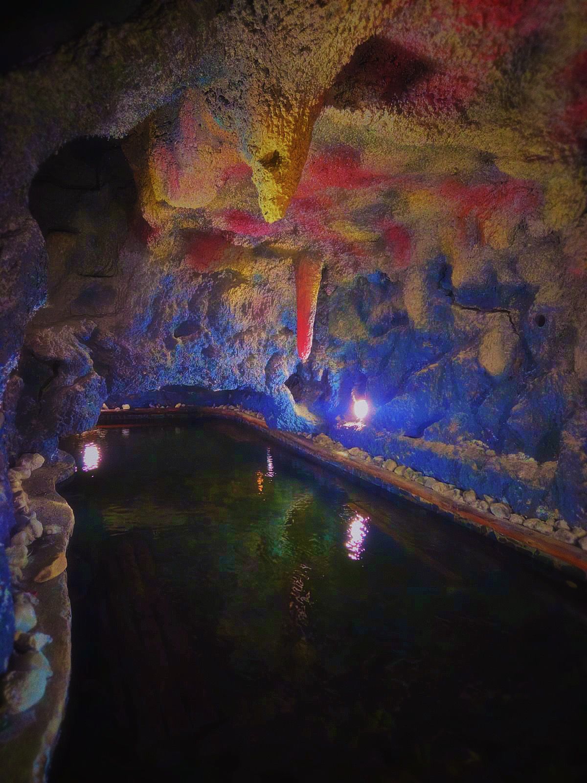 Piscina din grota de sare, cu lumini colorate