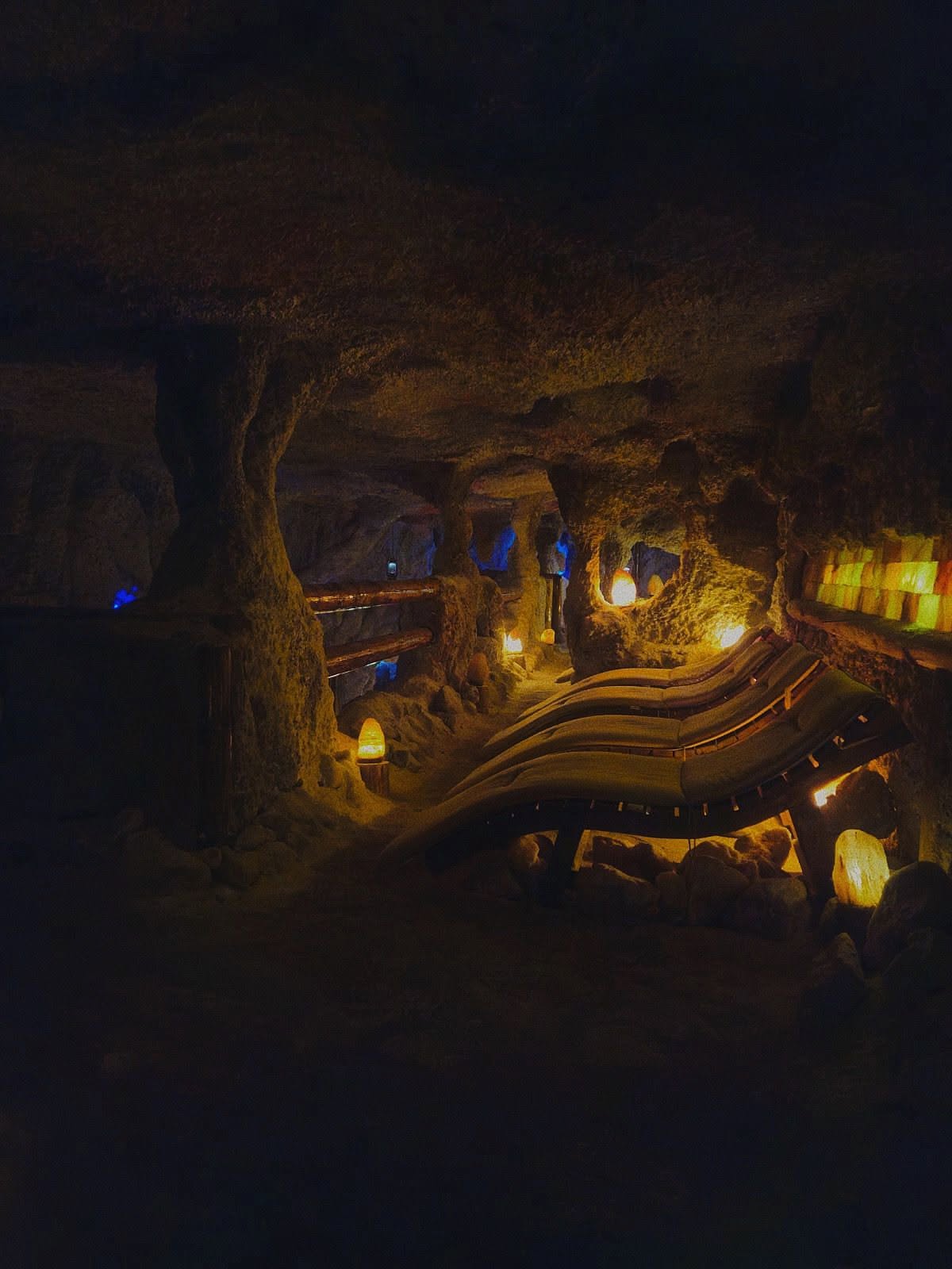 Zona de relaxare, cu șezlonguri de lemn și lămpi de sare